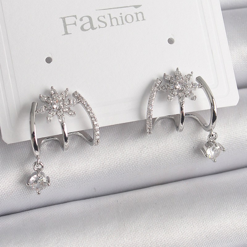 Pirinç Gümüş Renk Zirkon Taşlı Çiçek Figür Sallantı Detay Kadın Küpe