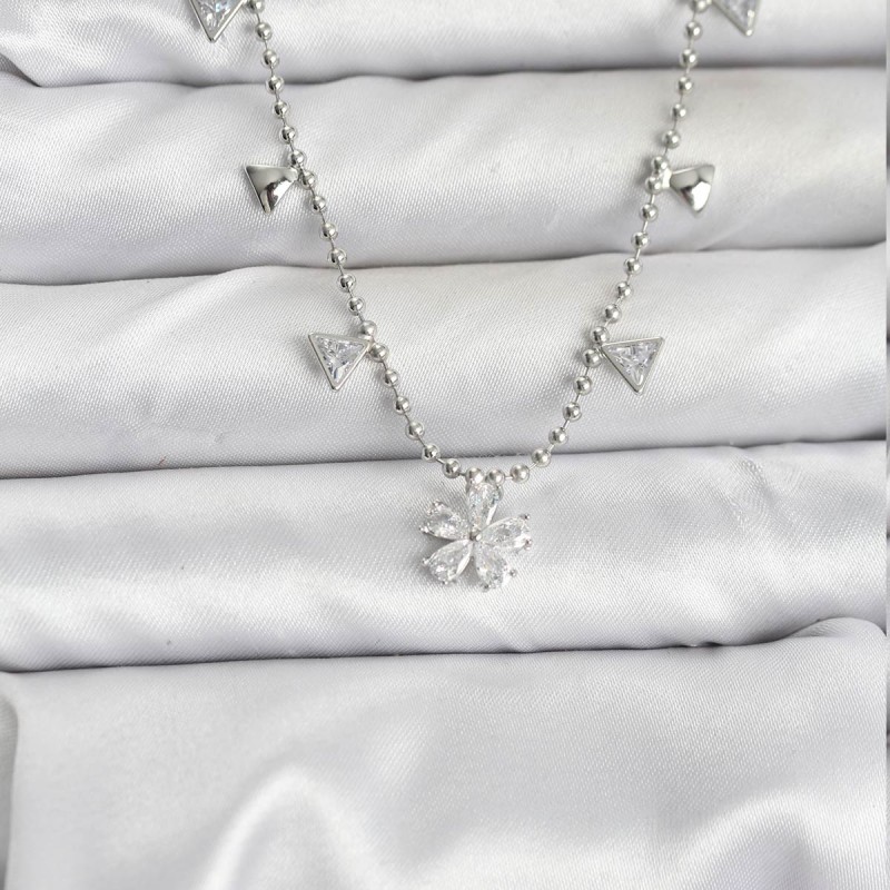 Pirinç Gümüş Renk Zirkon Taşlı Çiçek Model Kadın Kolye