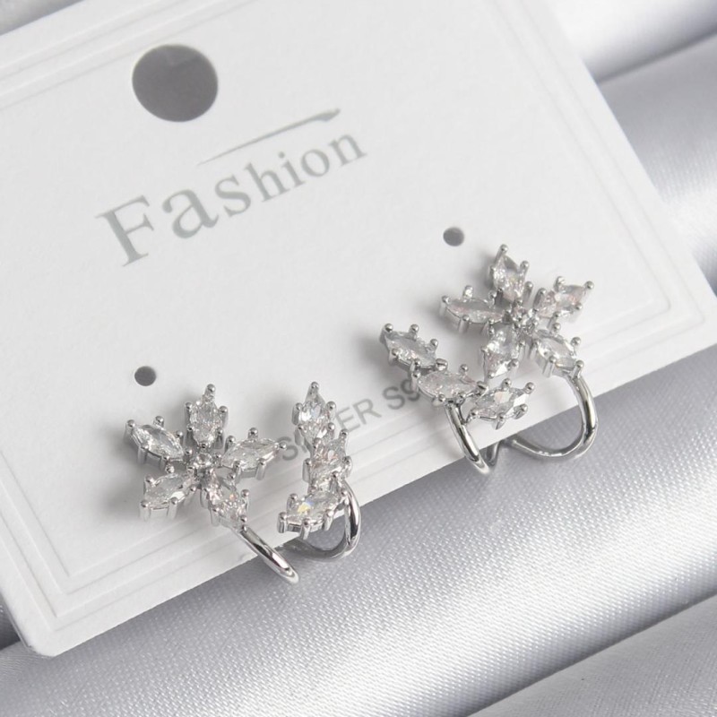 Pirinç Gümüş Renk Zirkon Taşlı Çiçek Model Kadın Küpe