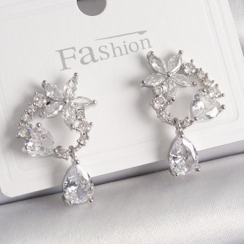 Pirinç Gümüş Renk Zirkon Taşlı Çiçek Model Sallantı Damla Detay Kadın Küpe