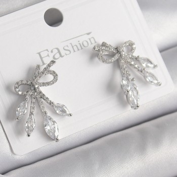 Pirinç Gümüş Renk Zirkon Taşlı Düğüm Model Damla Zirkon Taşlı Kadın Küpe