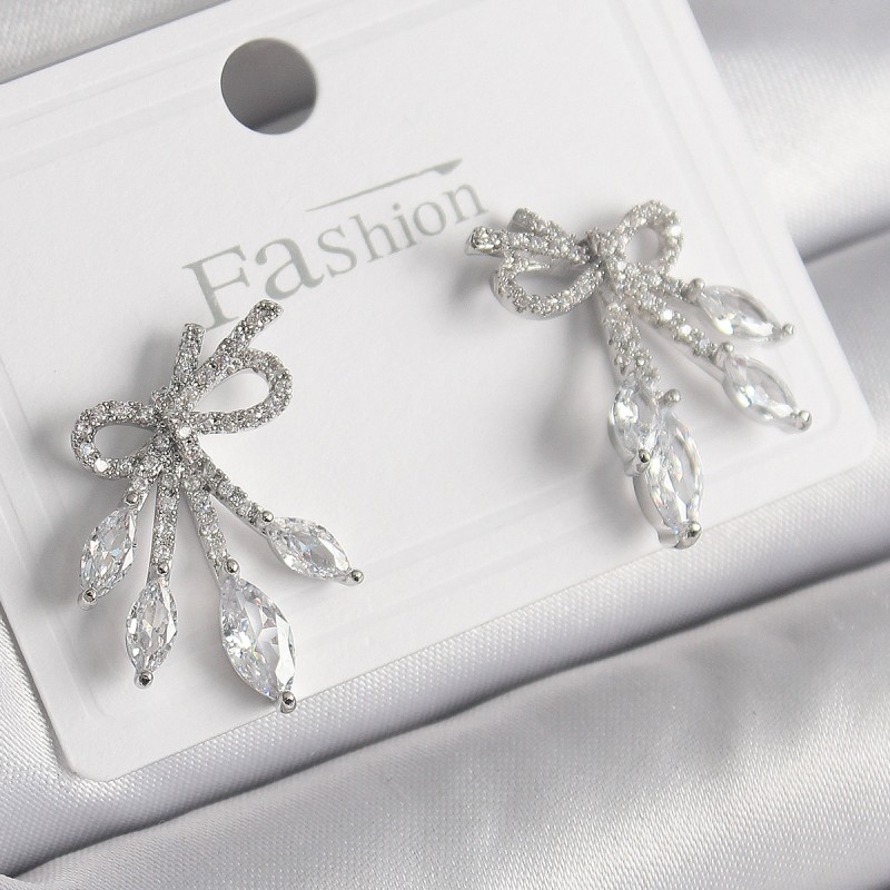 Pirinç Gümüş Renk Zirkon Taşlı Düğüm Model Damla Zirkon Taşlı Kadın Küpe