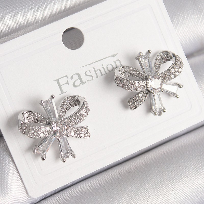 Pirinç Gümüş Renk Zirkon Taşlı Fiyonk Model Kadın Küpe