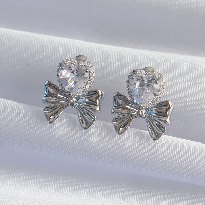 Pirinç Gümüş Renk Zirkon Taşlı Kalp Model Fiyonk Küpe