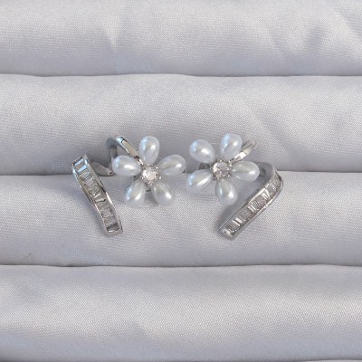 Pirinç Gümüş Renk Zirkon Taşlı Kıvrımlı İnci Çiçek Küpe