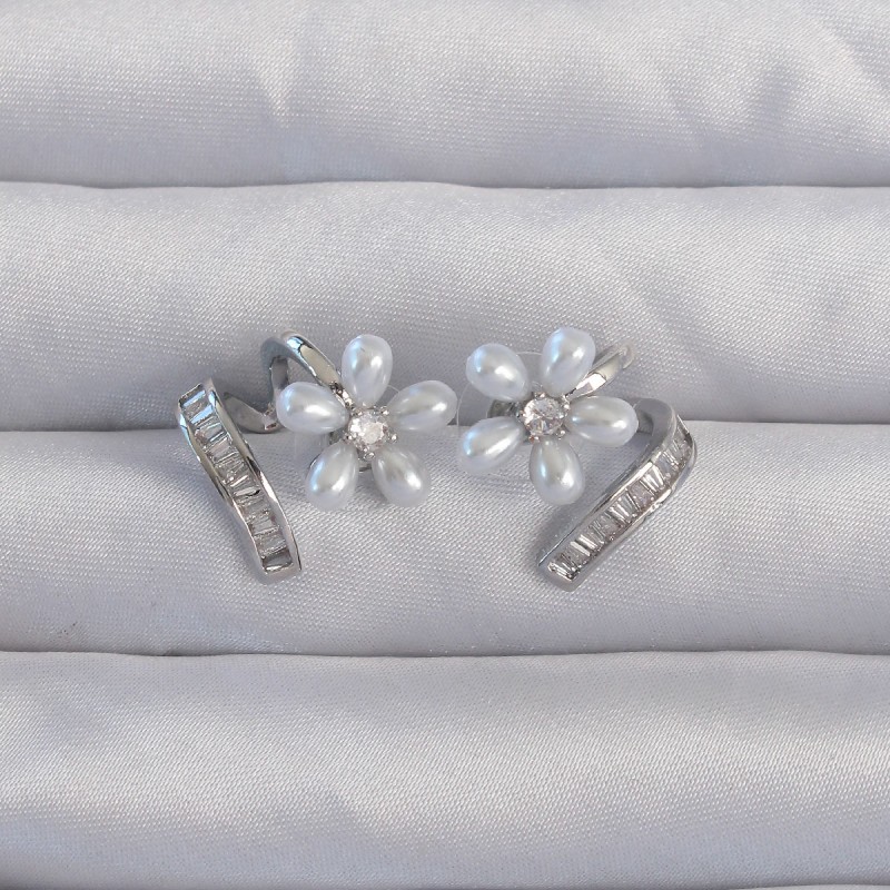 Pirinç Gümüş Renk Zirkon Taşlı Kıvrımlı İnci Çiçek Küpe