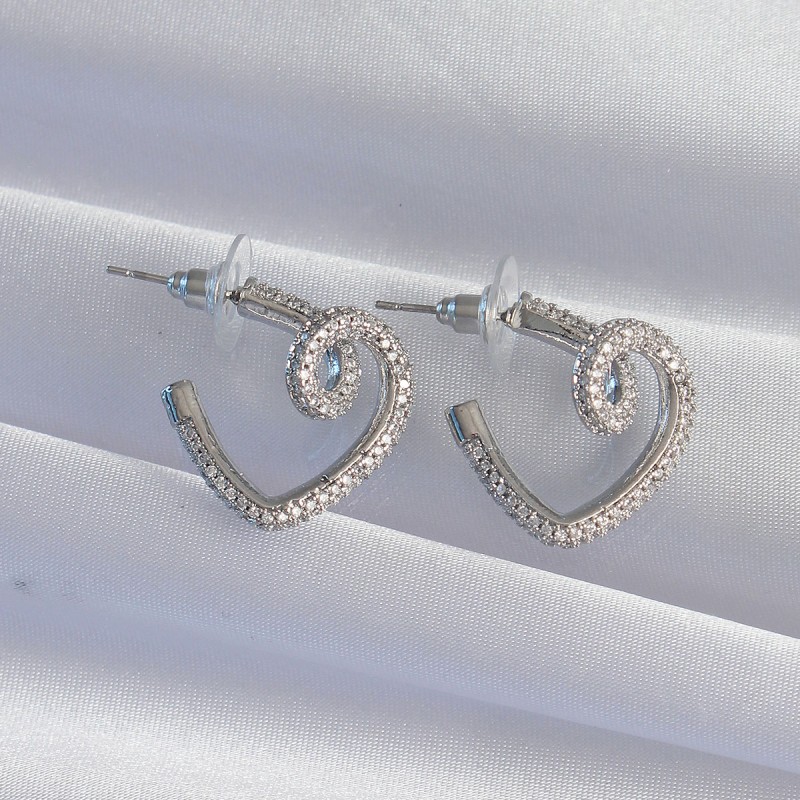 Pirinç Gümüş Renk Zirkon Taşlı Kıvrımlı Yarım Kalp Küpe