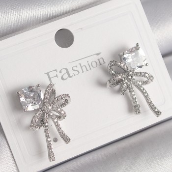 Pirinç Gümüş Renk Zirkon Taşlı Kurdele Model Kadın Küpe