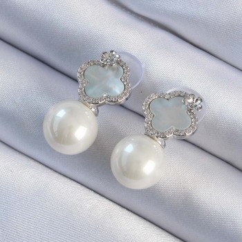 Pirinç Gümüş Renk Zirkon Taşlı Minimal Çiçek Tasarımlı Kadın Küpe