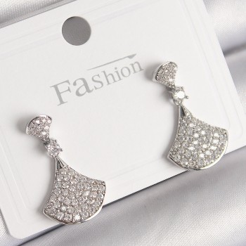 Pirinç Gümüş Renk Zirkon Taşlı Motif Model Kadın Küpe