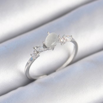 Pirinç Gümüş Renk Zirkon Taşlı Oval Beyaz Mineli Kadın Yüzük