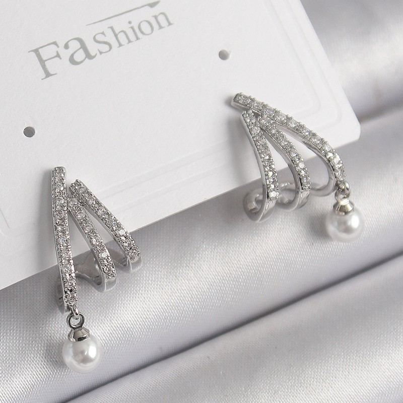 Pirinç Gümüş Renk Zirkon Taşlı Pençe Model İnci Detay Kadın Küpe