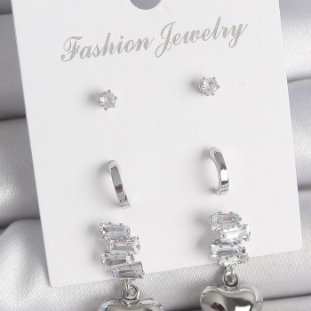 Pirinç Gümüş Renk Zirkon Taşlı Sallantılı Kalp Model Yarım Halka Detay 3 Çfit Kadın Küpe Seti