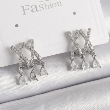 Pirinç Gümüş Renk Zirkon Taşlı X Model Sallantı Detay Kadın Küpe