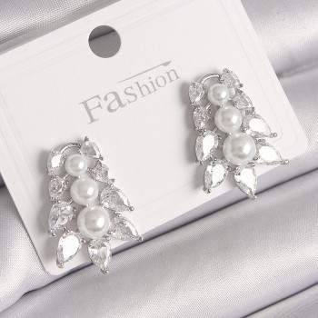 Pirinç Gümüş Renk Zirkon Taşlı Yaprak Model İnci Detay Kadın Küpe