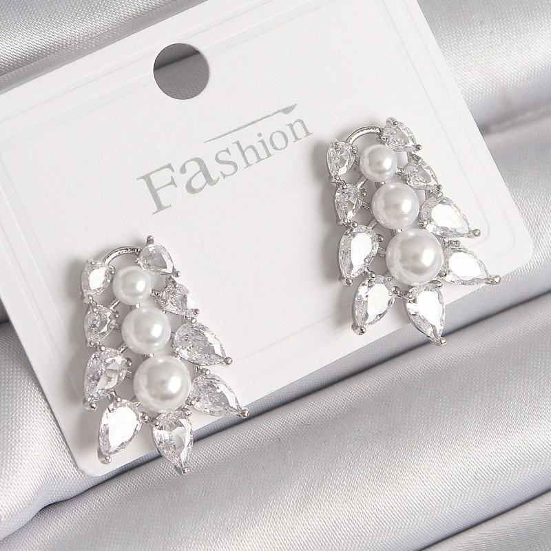 Pirinç Gümüş Renk Zirkon Taşlı Yaprak Model İnci Detay Kadın Küpe