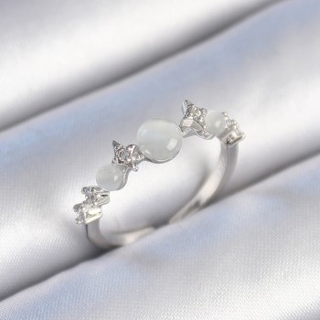 Pirinç Gümüş Renk Zirkon Taşlı Yıldız Detay Beyaz Mineli Kadın Yüzük