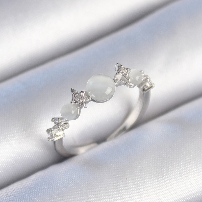 Pirinç Gümüş Renk Zirkon Taşlı Yıldız Detay Beyaz Mineli Kadın Yüzük