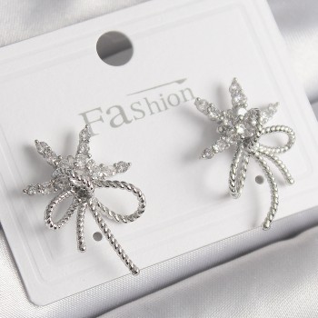 Pirinç Gümüş Renk Zirkon Taşlı Yıldız Düğüm Model Kadın Küpe