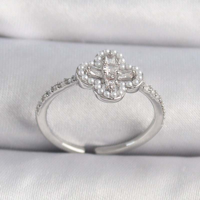 Pirinç Gümüş Renk Zirkon Taşlı Yonca Model İnci Detay Kadın Yüzük