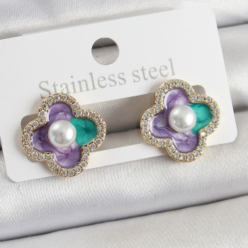 Pirinç Mor Mineli İnci Detaylı Zirkon Taşlı Sanatsal Portre Yonca Model Gold Renk Kadın Küpe