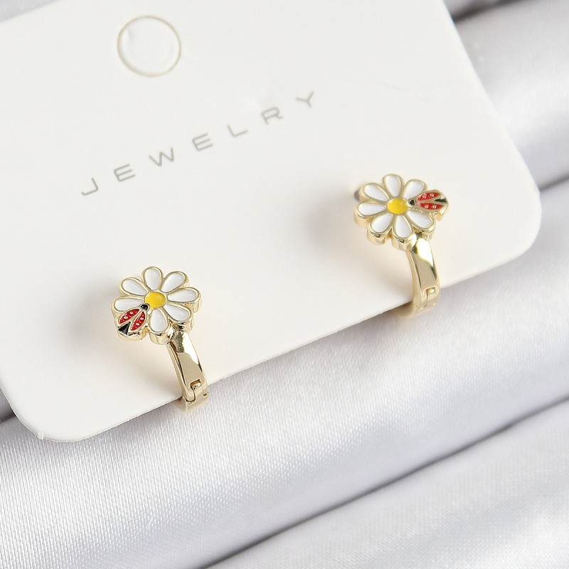 Pirinç Papatya Model Gold Renk Çocuk Küpe