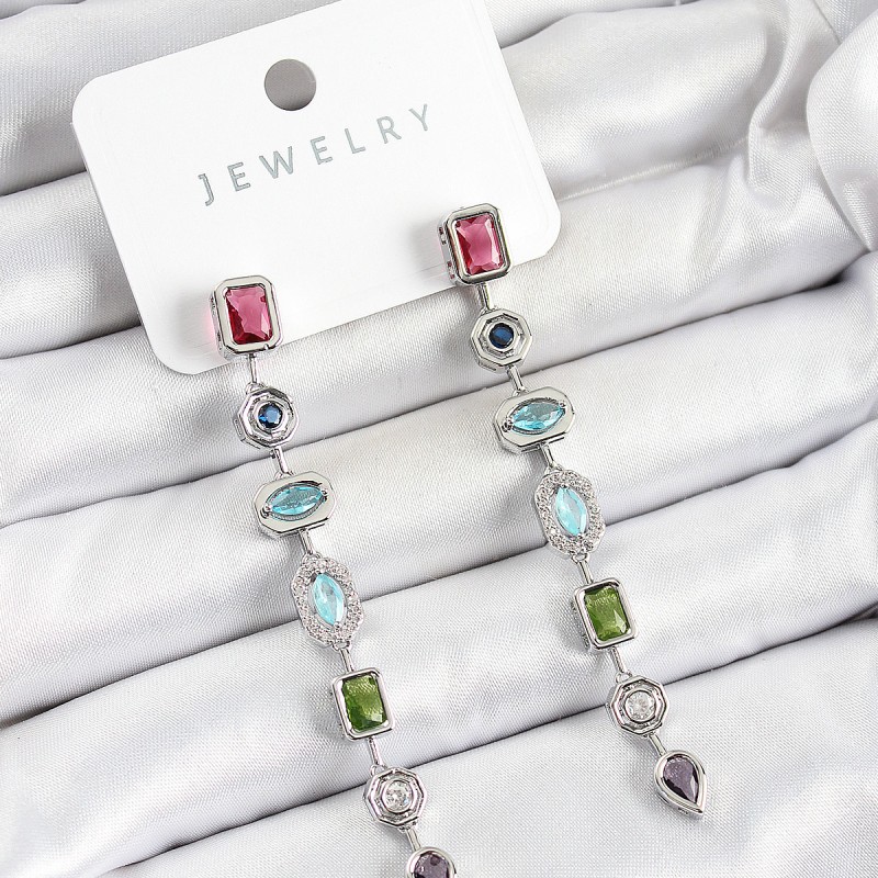 Pirinç Renkli Zirkon Taşlı Sallantılı Model Gümüş Renk Kadın Küpe