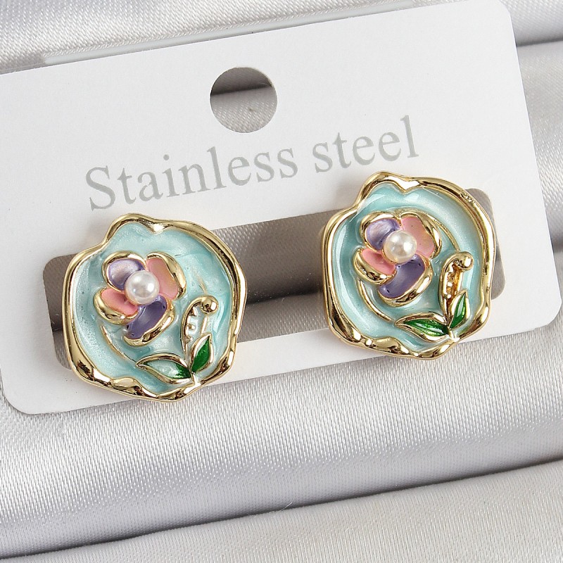 Pirinç Yeşil Mineli Çiçek Figürlü Sanatsal Portre Model Gold Renk Kadın Küpe