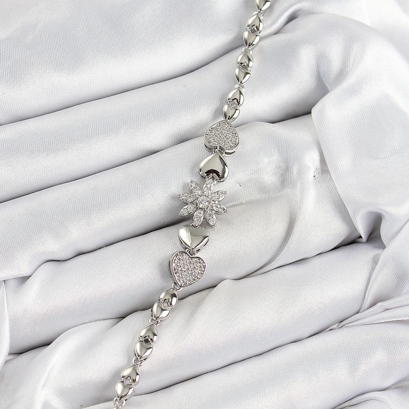 Pirinç Zirkon Taşlı Kalp Detaylı Çiçek Model Gümüş Renk Kadın Bileklik