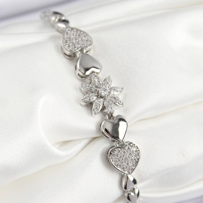 Pirinç Zirkon Taşlı Kalp Detaylı Çiçek Model Gümüş Renk Kadın Bileklik