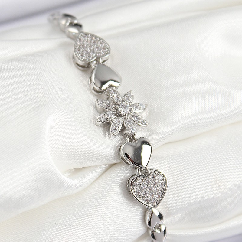Pirinç Zirkon Taşlı Kalp Detaylı Çiçek Model Gümüş Renk Kadın Bileklik