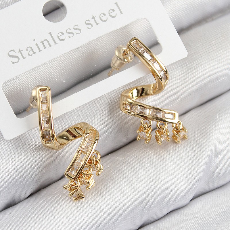 Pirinç Zirkon Taşlı Kıvrımlı Model Gold Renk Kadın Küpe