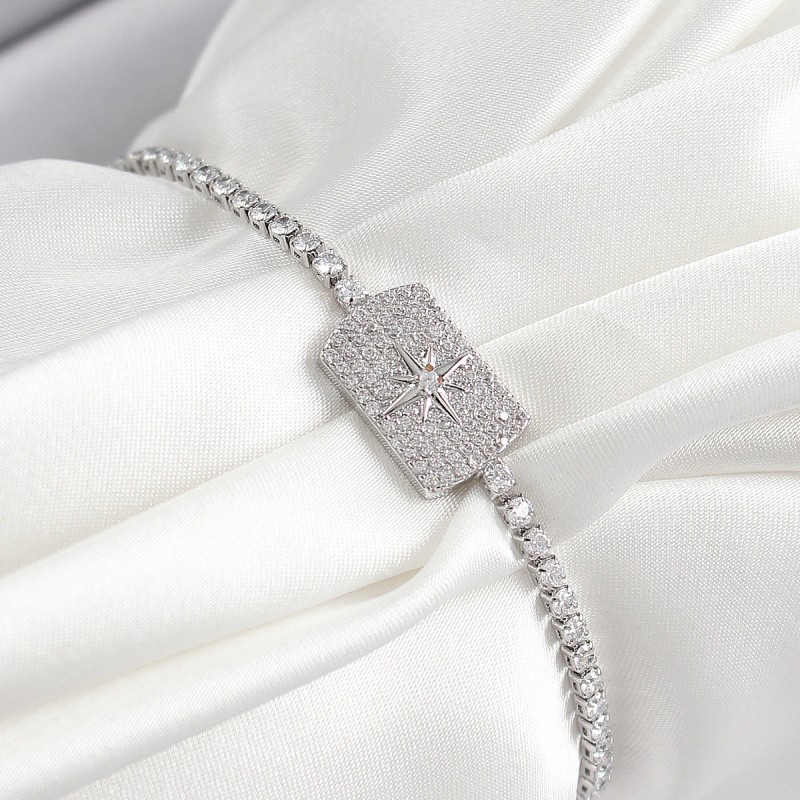 Pirinç Zirkon Taşlı Kutup Yıldızı Model Gümüş Renk Asansörlü Kadın Bileklik