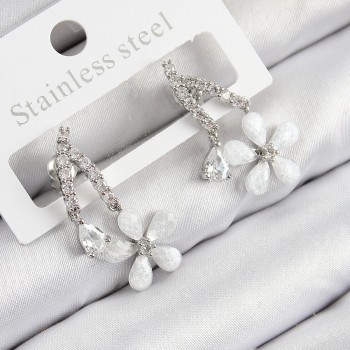 Pirinç Zirkon Taşlı Papatya Model Gümüş Renk Kadın Küpe