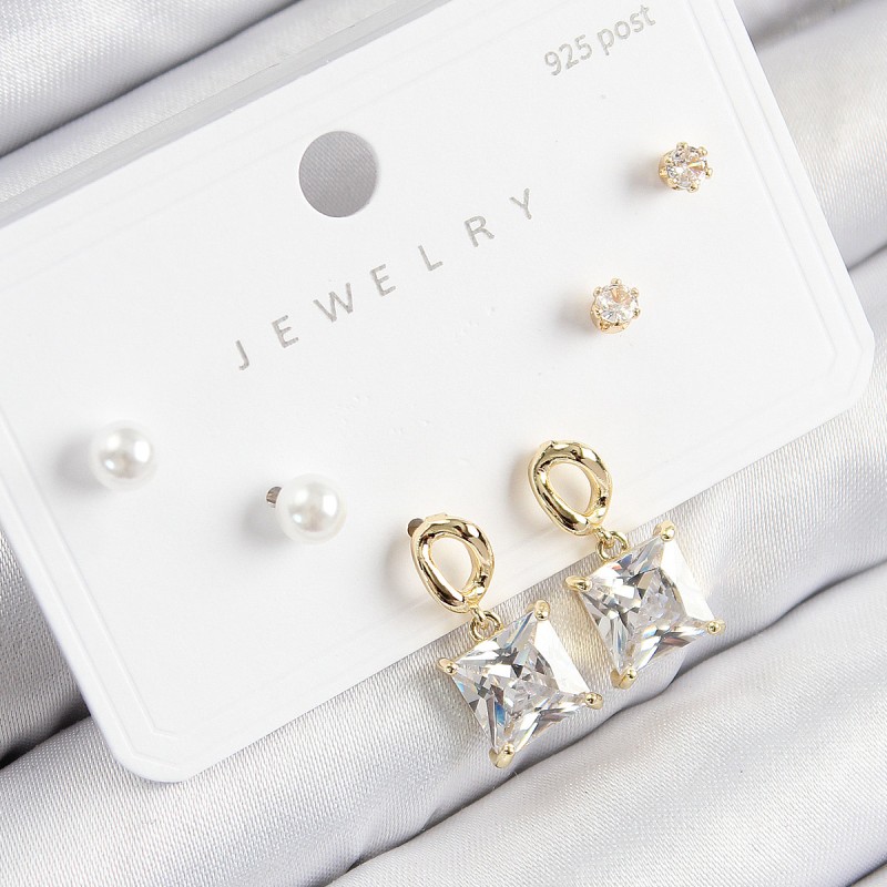 Pirinç Zirkon Taşlı Sallantılı Kare Model Gold Renk 925 Ayar Gümüş Çivi Kadın Küpe Set