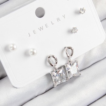 Pirinç Zirkon Taşlı Sallantılı Kare Model Gümüş Renk 925 Ayar Gümüş Çivi Kadın Küpe Set