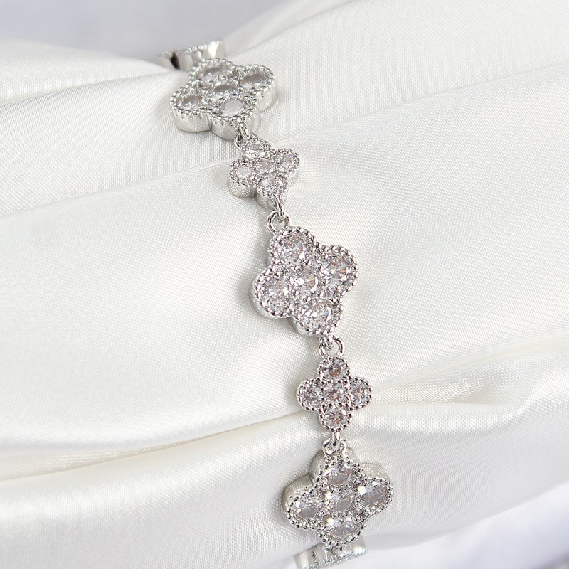 Pirinç Zirkon Taşlı Yonca Model Gümüş Renk VIP Seri Kadın Bileklik