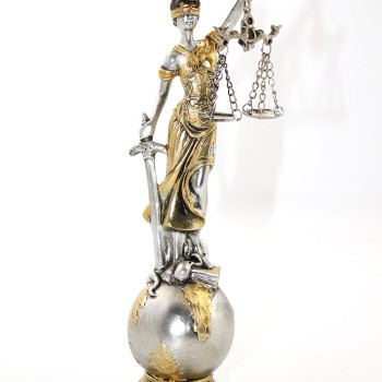 Polyester Adalet Figürü  