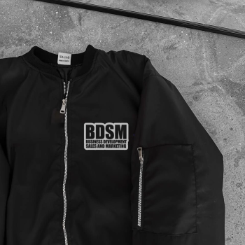 Siyah Bomber Mont – Fermuarlı, Cepli, Kapitone Astarlı, Göğüs Baskılı -