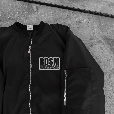 Siyah Bomber Mont – Fermuarlı, Cepli, Kapitone Astarlı, Göğüs Baskılı -