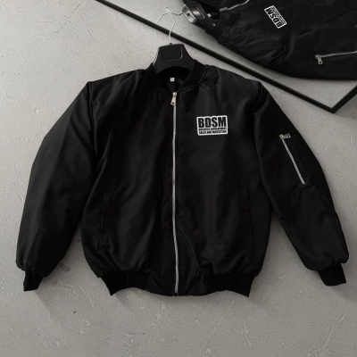 Siyah Bomber Mont – Fermuarlı, Cepli, Kapitone Astarlı, Göğüs Baskılı -