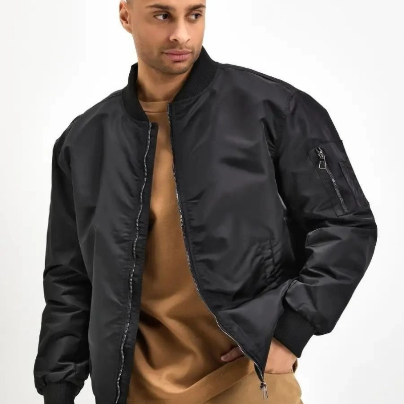 Siyah Bomber Mont – Su İtici Kumaş, Kapitone Astarlı, Fermuarlı -