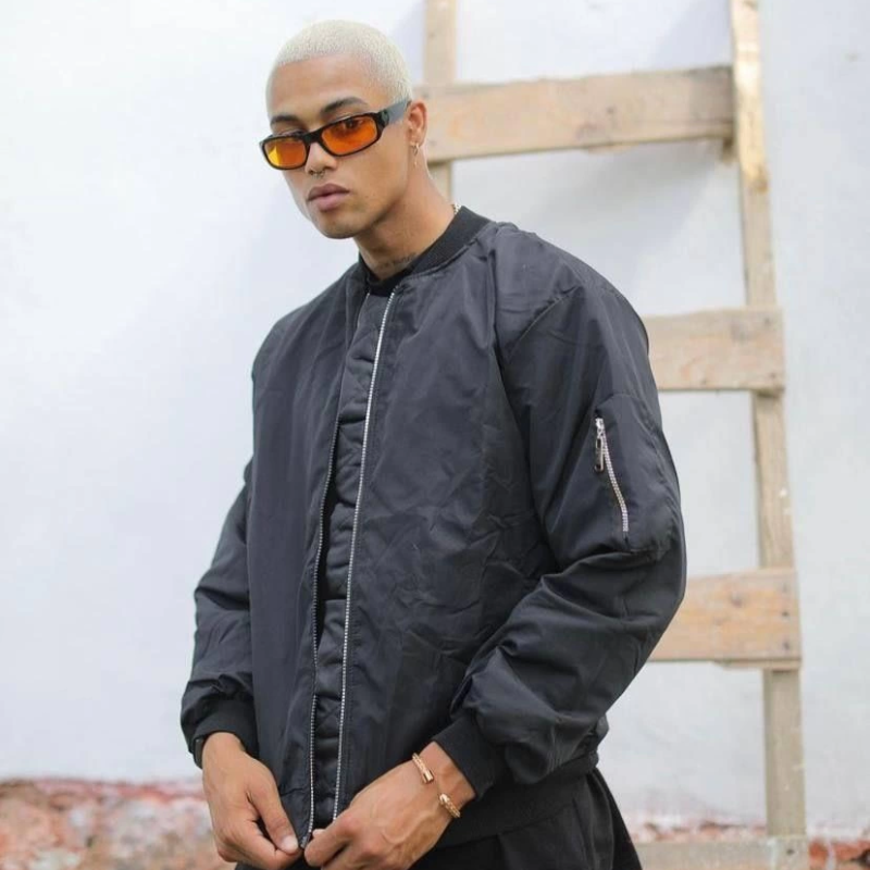 Siyah Bomber Mont – Su İtici Kumaş, Kapitone Astarlı, Fermuarlı -