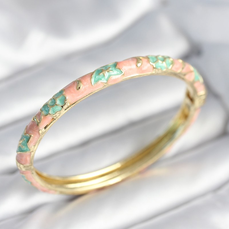 Yeşil Renk Detaylı Mineli Kelepçe