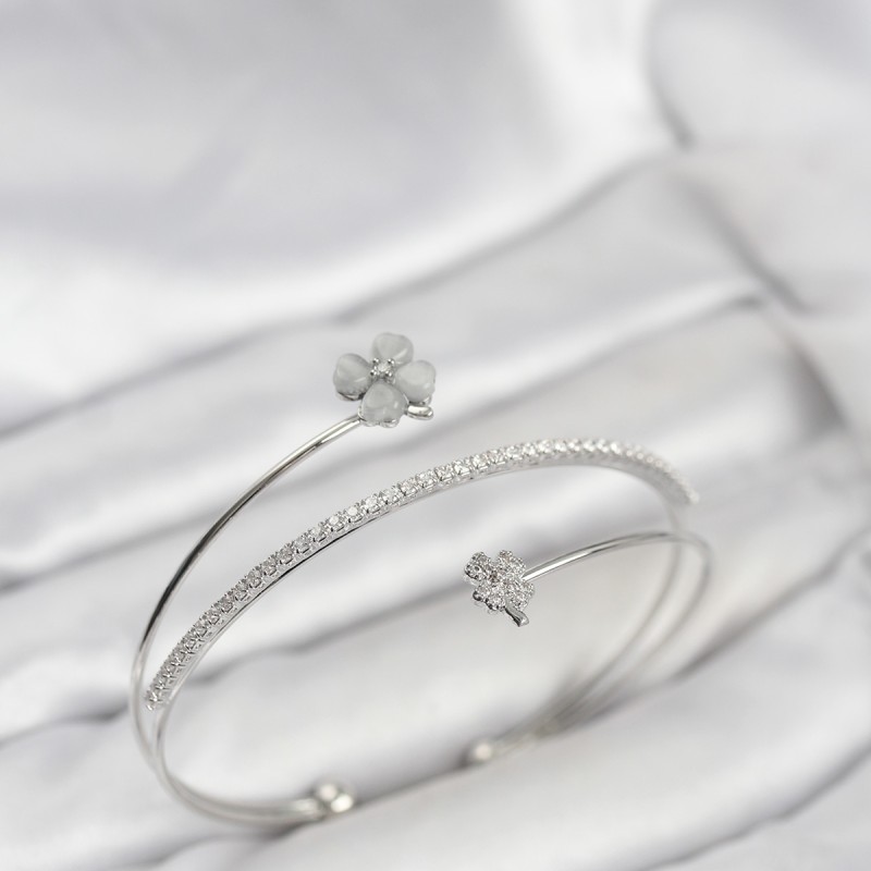 Yonca Çiçek Model Pirinç Gümüş Renk Kadın Bileklik