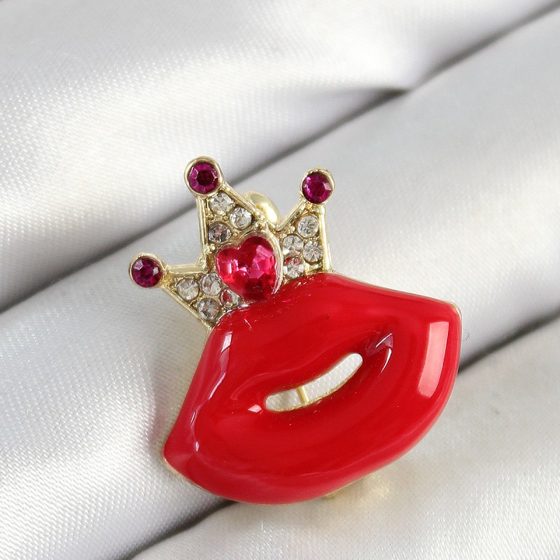 Zirkon Taşlı Kraliçe Taç Detaylı 3D Kırmızı Dudak Figürlü Gold Renk Kadın Broş